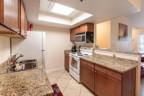 Rio-Adjacent 2BR Pool, Gym, Free Parking, Las Vegas (photo 6)