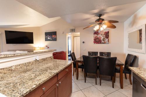 Rio-Adjacent 2BR Pool, Gym, Free Parking, Las Vegas (photo 4)