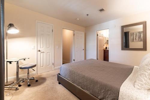 Rio-Adjacent 2BR Pool, Gym, Free Parking, Las Vegas (photo 8)