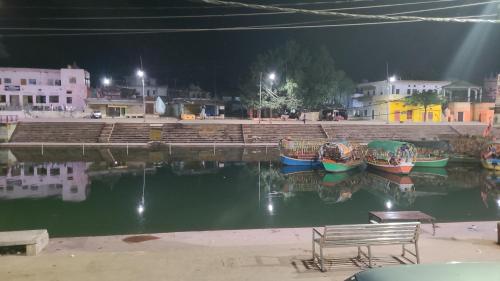 Hotel Ram Ghat inn -In Front Of Mandakini River