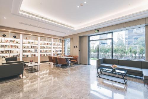Atour Hotel Shanghai Changning Xianxia Road in Új Hungcsiao üzleti központ és Csangning