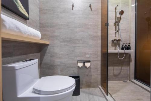 Superior Double Room with Inner Window image 3