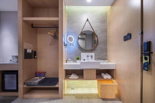 Superior Double Room with Inner Window image 2