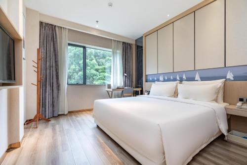 Elegant Double Room image 3