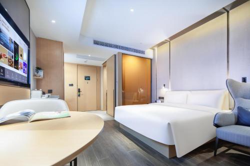 Superior Double Room with Inner Window image 1