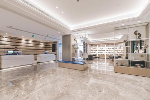 Atour Hotel Shanghai Changning Xianxia Road in Új Hungcsiao üzleti központ és Csangning