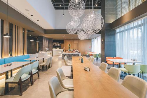 Atour Hotel Ningbo Sanjiangkou Bund Bookstore in Jiangdong District