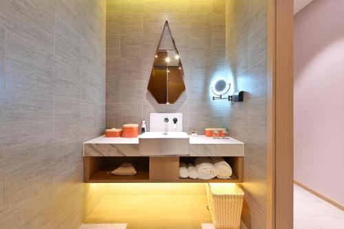 Jimu Double Room with Inner Window image 1