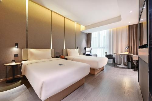 Superior Twin Room with Inner Window image 1