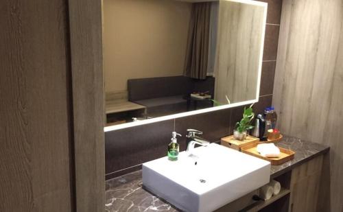 503294076 Atour Hotel Dalian Zhongshan Square