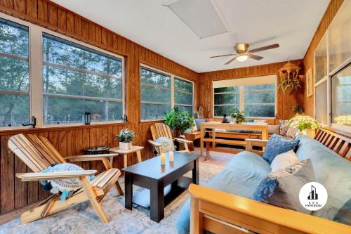 BnB Hyperion - 4BR Pet-Friendly Retreat w Firepit in Eustis, USA