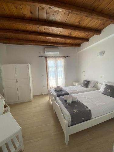 2 twin beds