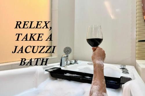 Private Jacuzzi Suite - Pertama Residency, Куала-Лумпур