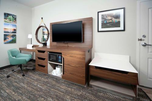 1 king bed, 1 sofa bed