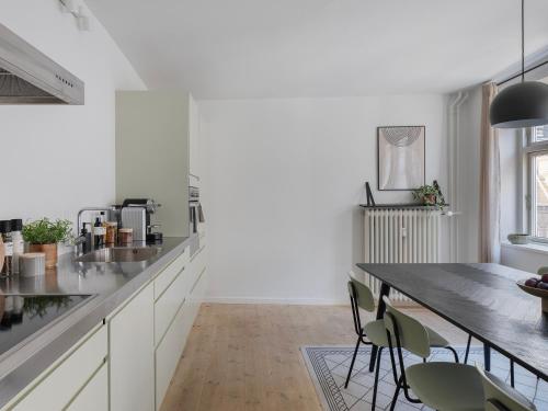 Sanders Main - Popular Two-Bedroom Duplex Apartment Next to Magical Nyhavn, Копенгаген (фото 6)