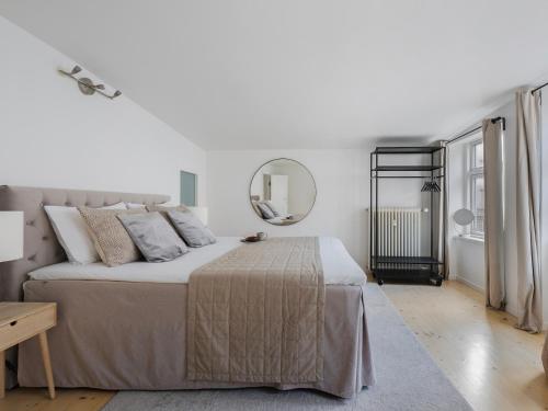 Sanders Main - Popular Two-Bedroom Duplex Apartment Next to Magical Nyhavn, Копенгаген (фото 9)