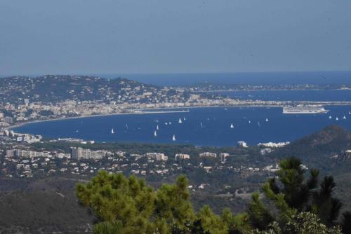 Villa Ormarine, vue exceptionnelle sur la baie de Cannes et le Mercantour