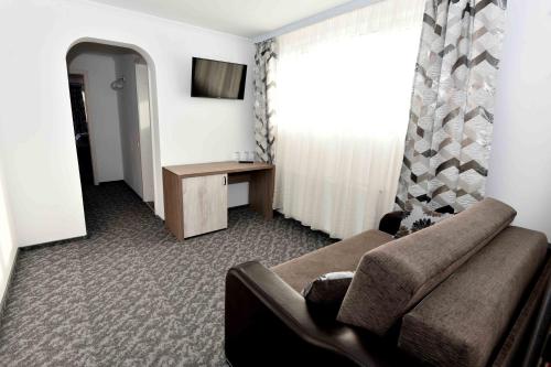 1 queen bed, 1 sofa bed