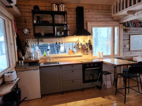 Lapland Riverside Cabin, Äkäsjoen Piilo - Jokiranta, Traditional Sauna, Avanto, WiFi, Ski, Ylläs, Erä, Kala