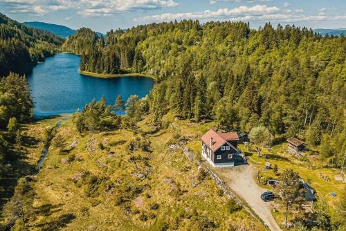 Beautiful Private Villa with Lake View and Boat