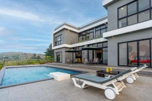 Casa Boho by StayVista - Contemporary design, Farm-view, Swimming pool & Indoor games for a chic retreat, Насик