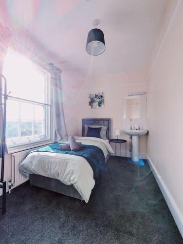 Spacious & Budget Friendly 5 Bed Home!, Maidenhead