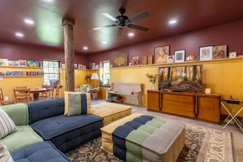 Creekside Paradise - A Peaceful Family Focused Retreat on a Flowing Creek in Sparta, USA
