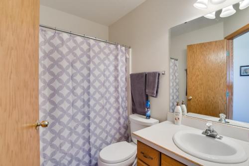 5 Mi to Dtwn Pet-Friendly Wheatland Twin Home!