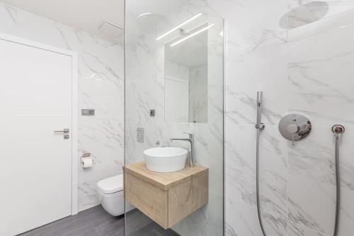 Cozy quiet new apartment in Karlin square, Прага (фото 3)