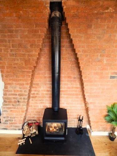 DJH Homes - Luxurious and chic 3BR Grade II Industrial House with log burner and electric blinds - JQ, Birmingham City, Birmingham (photo 8)