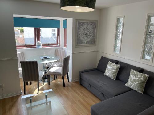 Coastal Apartment 2 Bedrooms, Sleeps upto 6, Free Parking