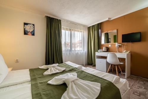 Double or Twin Room image 7