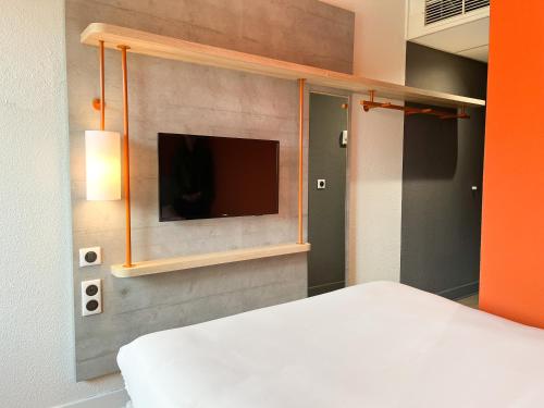 1 double bed, 1 twin bed