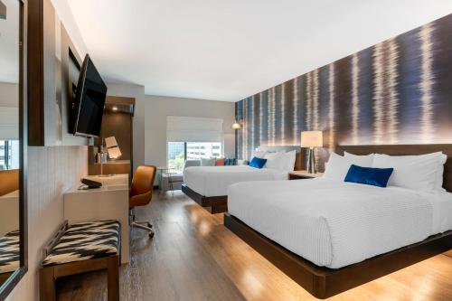 Quadruple Room with Two Queen Beds - Non Smoking image 1