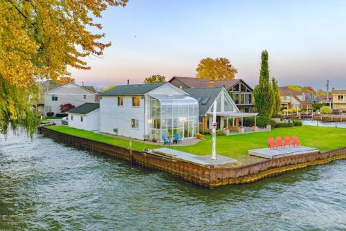Enjoy Our Lakefront Paradise in Clinton, Vereinigte Staaten von Amerika