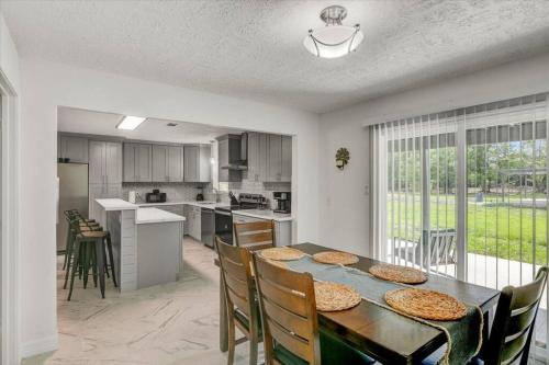 Updated 4 bedroom home in Oragnefield in Bridge City (TX)