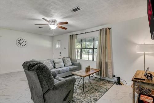 Updated 4 bedroom home in Oragnefield in Bridge City (TX)