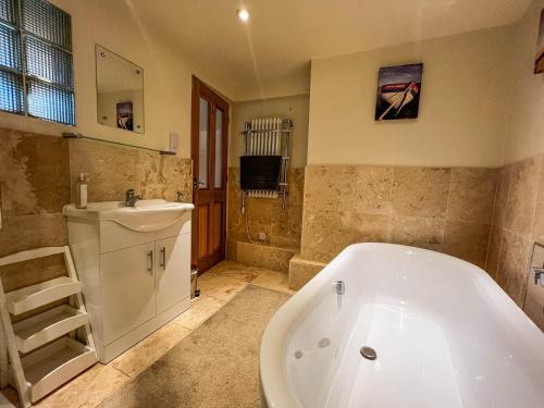 Well Furnished Holiday Cottage In The Heart Of Docking, Norfolk Ref 99009ht