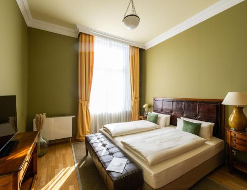 Deluxe Suite image 7