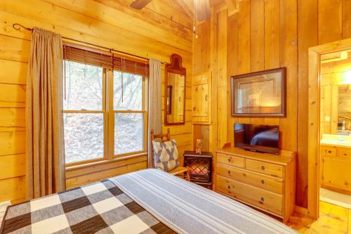 Little Fox Den Ellijay Cabin Rental with Hot Tub!