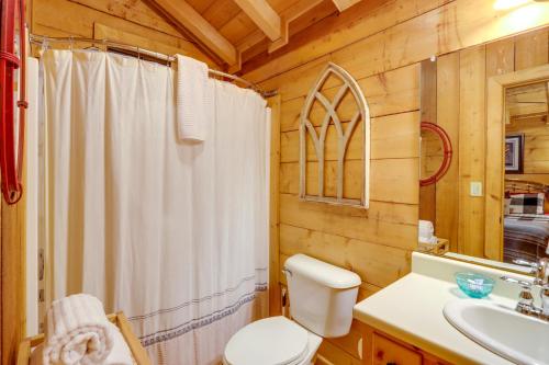 Little Fox Den Ellijay Cabin Rental with Hot Tub!