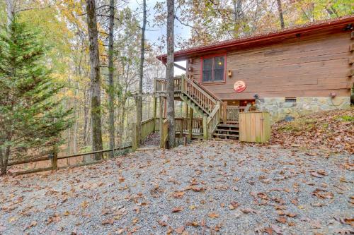 Little Fox Den Ellijay Cabin Rental with Hot Tub!