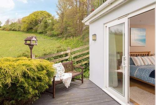 Cosy Beachfront Retreat with Stunning Sea Views & Free Access to a Local Indoor Pool in Porthallow