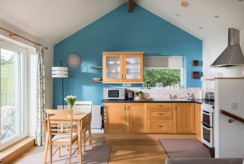 Cosy Beachfront Retreat with Stunning Sea Views & Free Access to a Local Indoor Pool in Porthallow