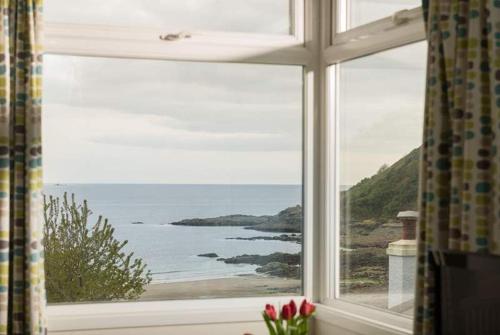 Cosy Beachfront Retreat with Stunning Sea Views & Free Access to a Local Indoor Pool in Porthallow