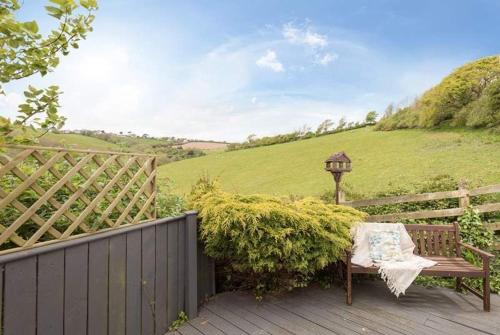 Cosy Beachfront Retreat with Stunning Sea Views & Free Access to a Local Indoor Pool in Porthallow