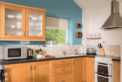 Cosy Beachfront Retreat with Stunning Sea Views & Free Access to a Local Indoor Pool in Porthallow