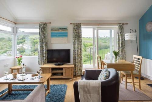 Cosy Beachfront Retreat with Stunning Sea Views & Free Access to a Local Indoor Pool in Porthallow
