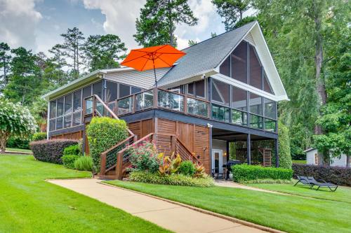 Luxe Lake Sinclair Living Private Dock and Beach! in Madison (GA)