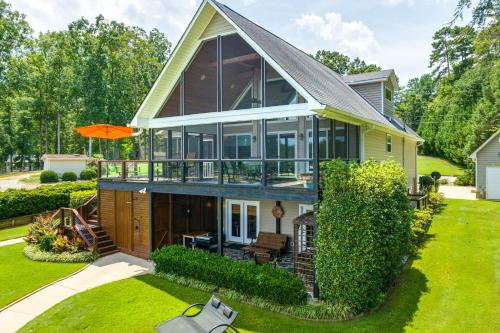 Luxe Lake Sinclair Living Private Dock and Beach! in Madison (GA)